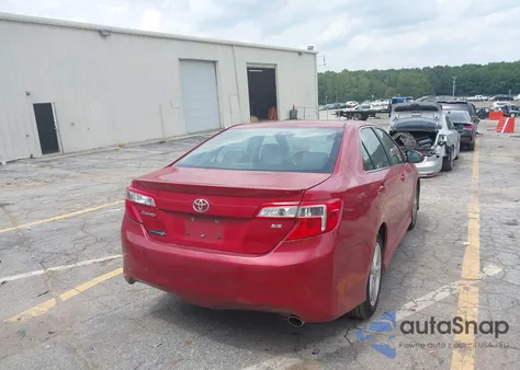 2014 Toyota Camry Se z USA, uszkodzony, nr VIN 4T1BF1FK2EU757824